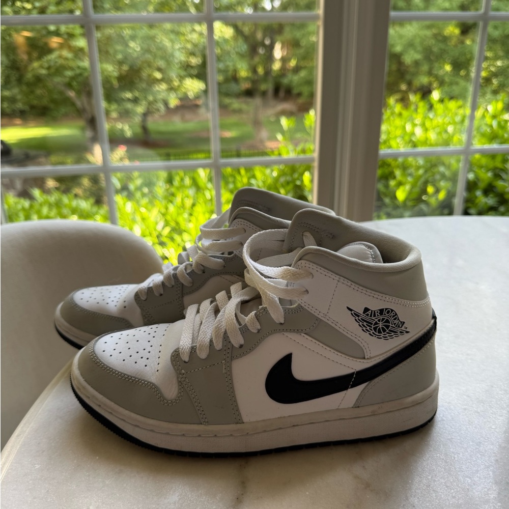 Nike Air Jordan 1 Retro Mid - Light Smoke - Picture 3 of 5
